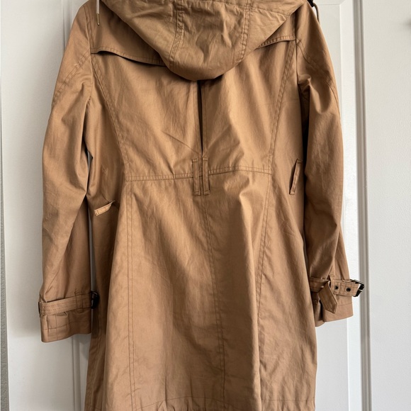 Burberry Classic Tan Trench Coat - Picture 2 of 9